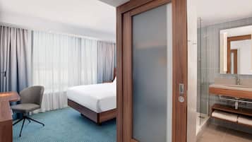 Room, 1 Queen Bed (View) | Hypo-allergenic bedding, in-room safe, desk, laptop workspace