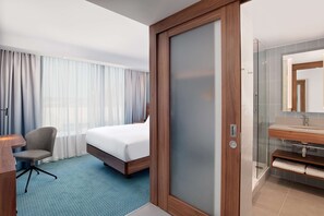 Room, 1 Queen Bed (View) | Hypo-allergenic bedding, in-room safe, desk, laptop workspace