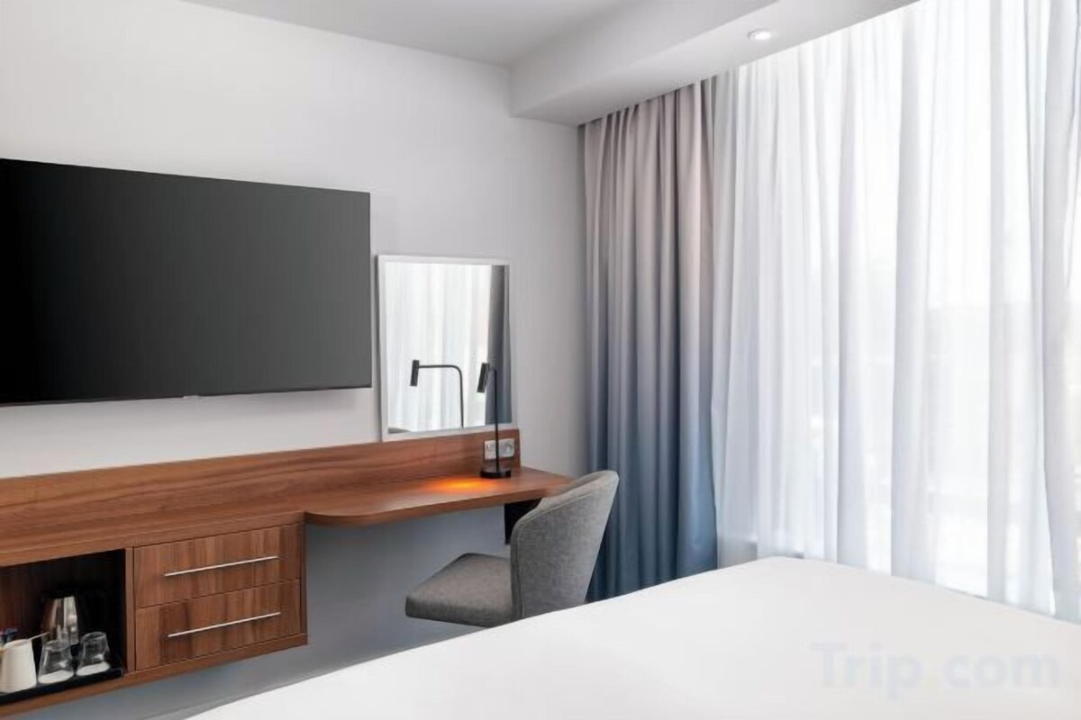 Hypo-allergenic bedding available, in-room safe, desk, laptop workspace