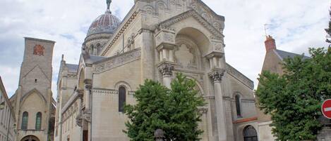 Un bâtiment historique doté d’un dôme imposant et de fenêtres en arc de cercle.