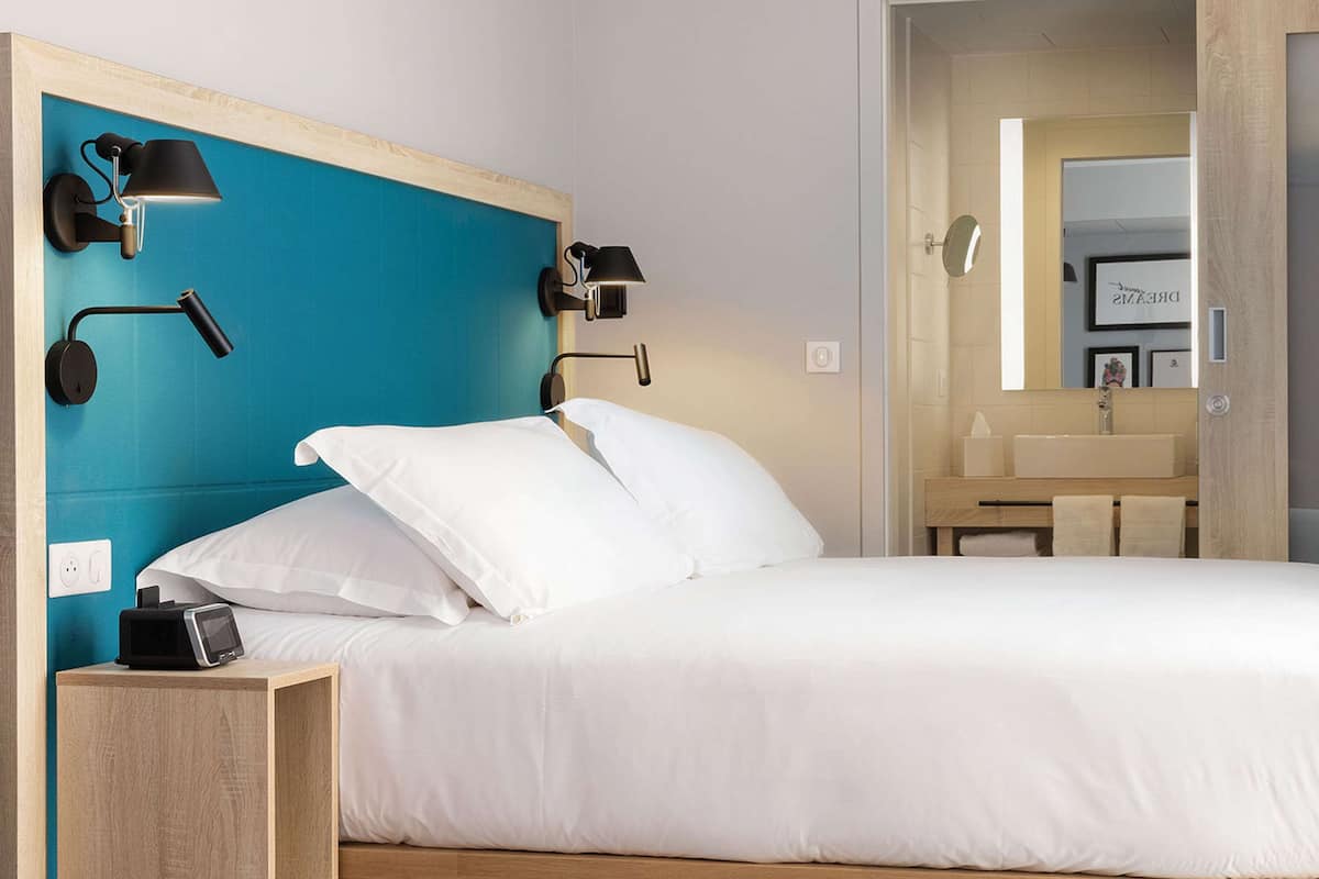 premium bedding, in-room safe, desk, laptop workspace