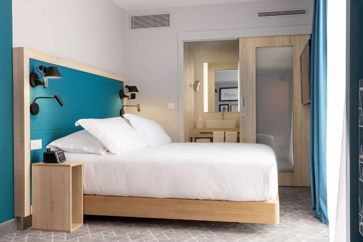 Premium bedding, in-room safe, desk, laptop workspace