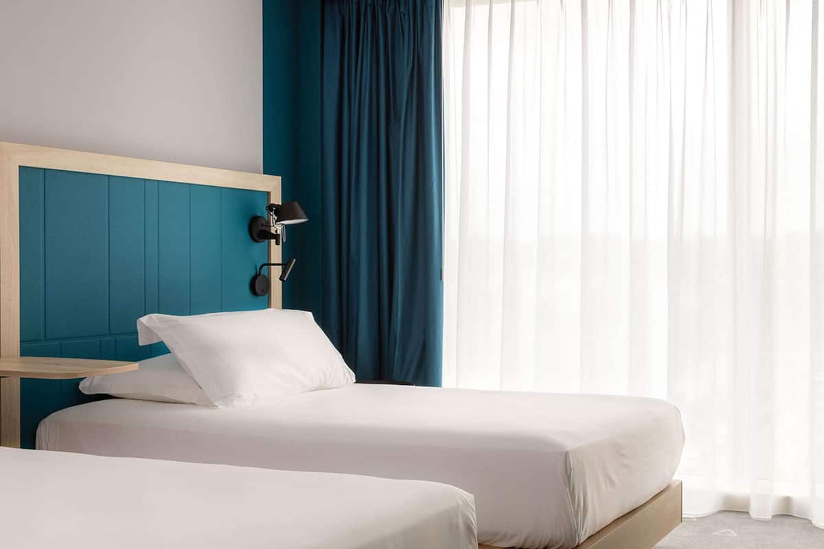 premium bedding, in-room safe, desk, laptop workspace
