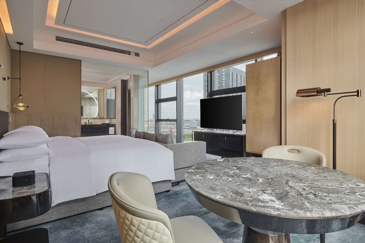 Kamar Eksekutif, 1 Tempat Tidur King, Akses Club Lounge, sudut | 1 kamar tidur, seprai antialergi, selimut bulu angsa, dan minibar