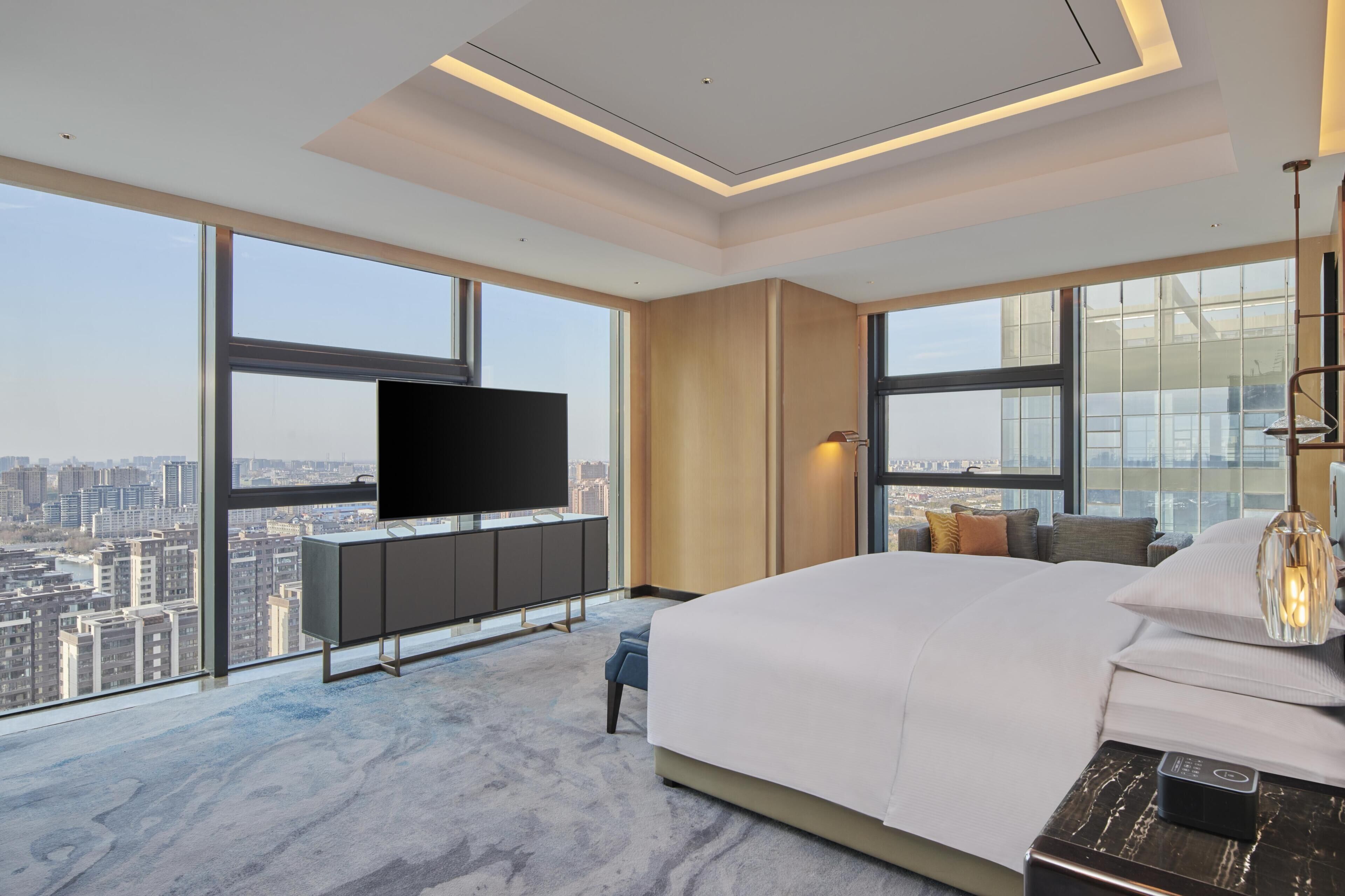 King Premium Suite | Hypo-allergenic bedding, down comforters, minibar, in-room safe