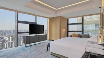 King Premium Suite | Hypo-allergenic bedding, down comforters, minibar, in-room safe