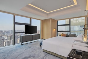King Premium Suite | Hypo-allergenic bedding, down comforters, minibar, in-room safe - Hilton Yancheng (Yancheng)