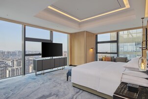 King Premium Suite | Hypo-allergenic bedding, down comforters, minibar, in-room safe