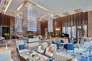 2 restaurantes; se sirve desayuno, almuerzo y cena; cocina china