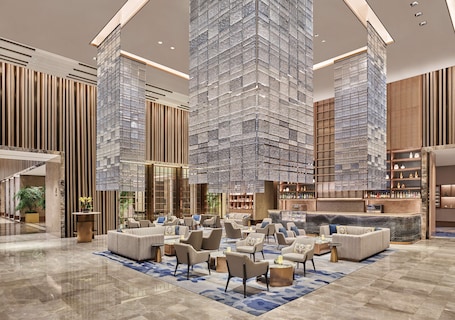 2 restaurantes; se sirve desayuno, almuerzo y cena; cocina china