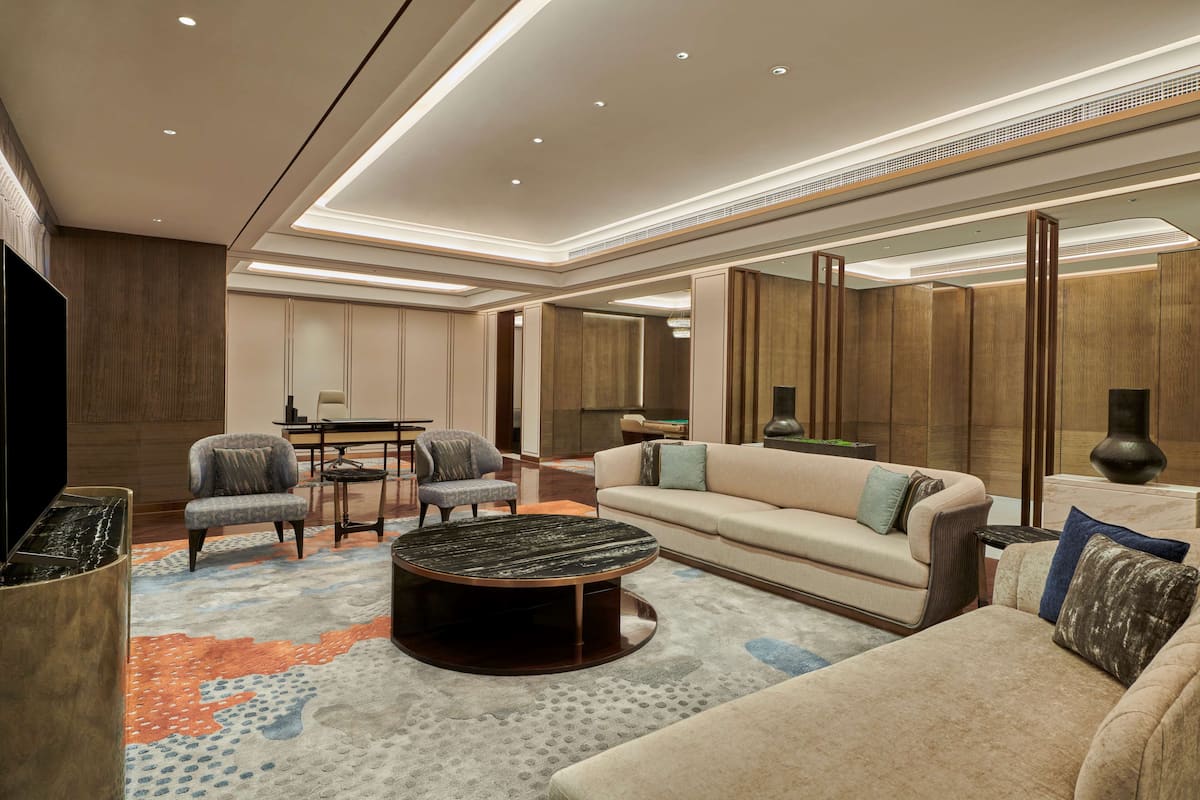 Suite Presidensial, 1 Tempat Tidur King | Area keluarga | Televisi LCD 65-inci dengan saluran TV satelit dan TV