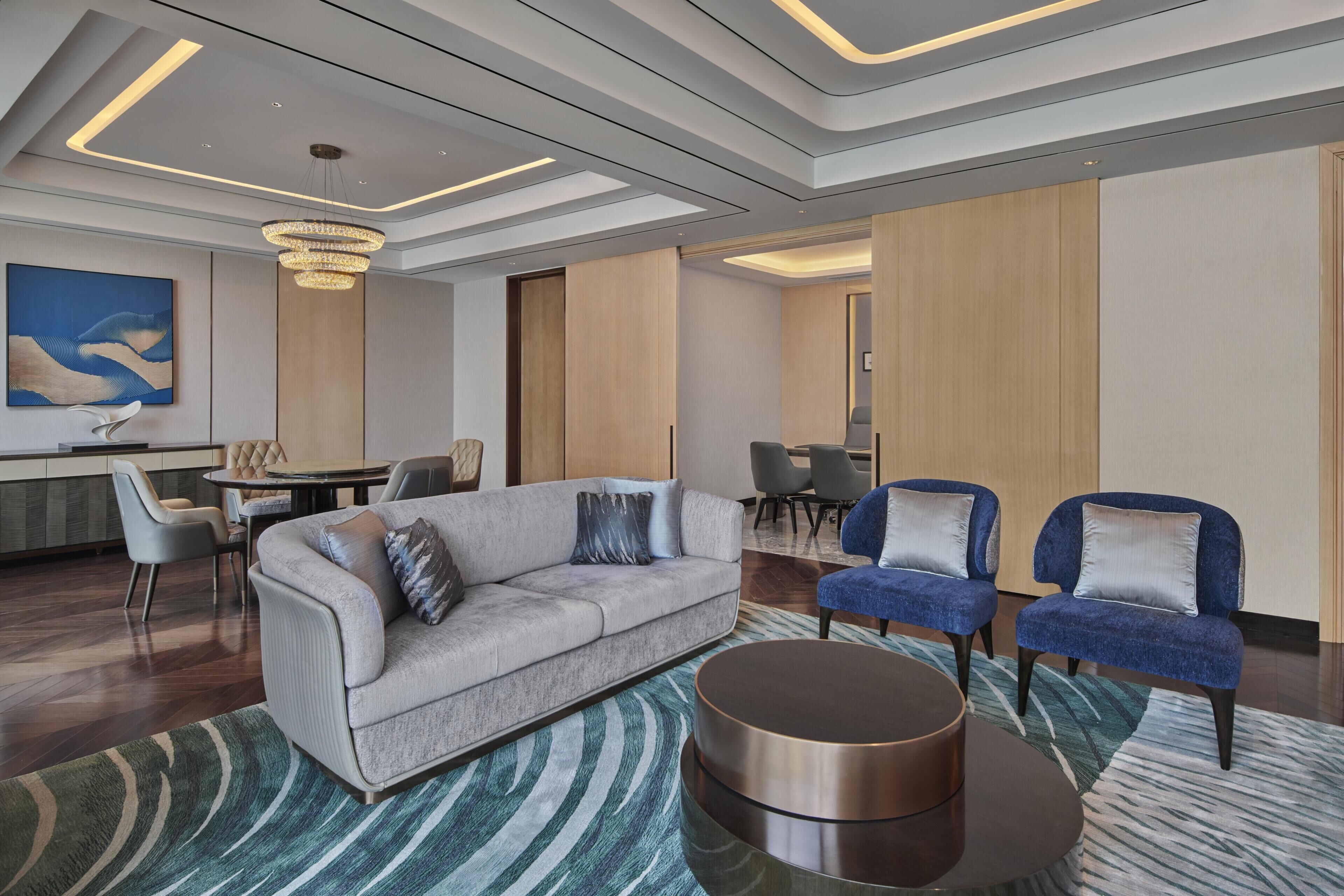 Premium-sviitti, 1 suuri parisänky | Oleskelualue | 65–tuumainen LCD-televisio, jossa satelliittikanavat