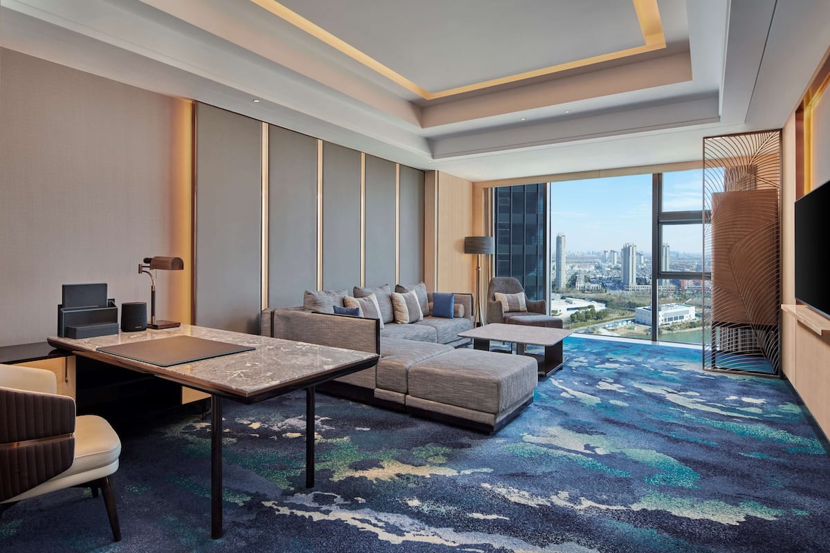 Suite Deluks, 1 Tempat Tidur King | Area keluarga | Televisi LCD 65-inci dengan saluran TV satelit dan TV