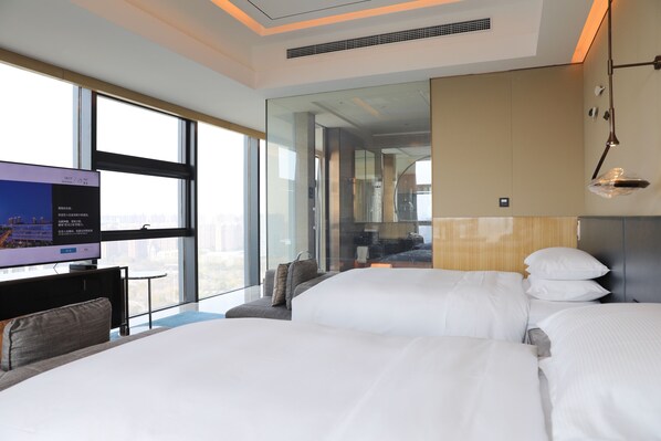 Twin Corner Executive Room | Hypo-allergenic bedding, down comforters, minibar, in-room safe - Hilton Yancheng (Yancheng)