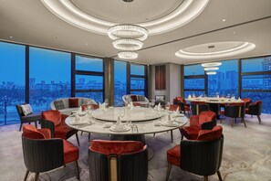 2 restaurants, breakfast, lunch, dinner served; Chinese cuisine - Hilton Yancheng (Yancheng)