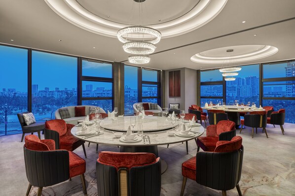 2 ravintolaa, joissa tarjoillaan aamiainen; kiinalainen keittiö