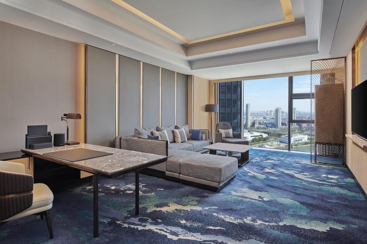 Suite Deluxe, 1 très grand lit | Coin séjour | Télévision LCD de 65 pouces avec chaînes par satellite, télévision