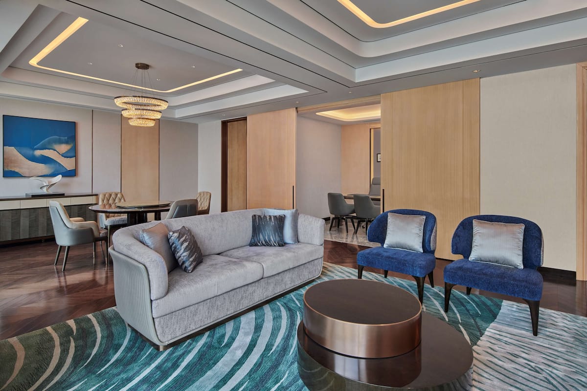 Suite Premium, 1 Tempat Tidur King | Area keluarga | Televisi LCD 65-inci dengan saluran TV satelit dan TV