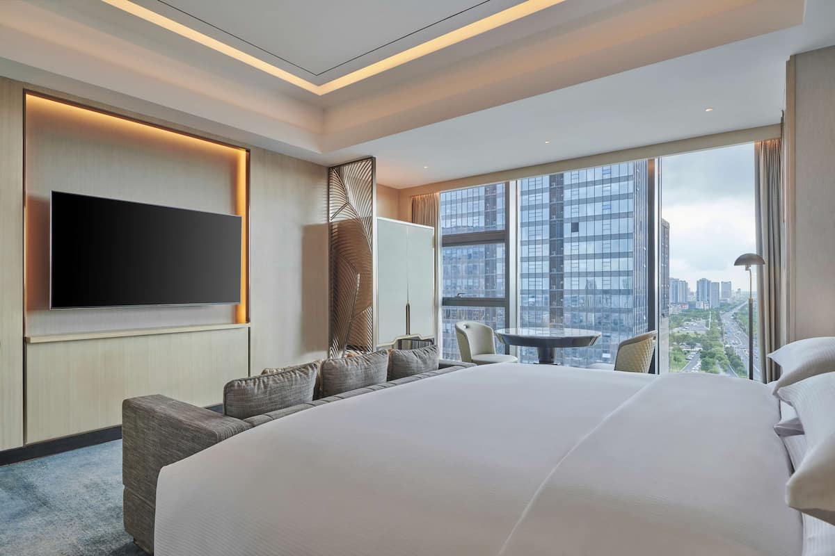 1 kamar tidur, seprai antialergi, selimut bulu angsa, dan minibar