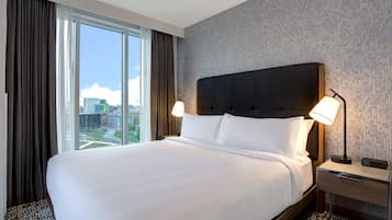 Suite, 1 habitación, balcón | Ropa de cama de alta calidad y caja de seguridad en la habitación