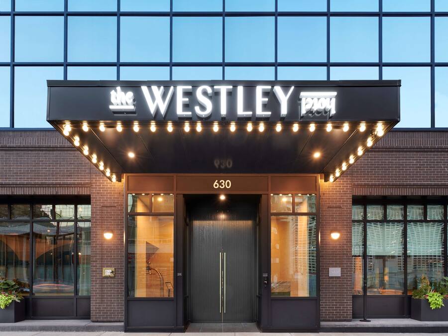 Un bâtiment moderne sur lequel est installé un auvent lumineux portant l’inscription « WESTLEY » et l’adresse « 630 ».