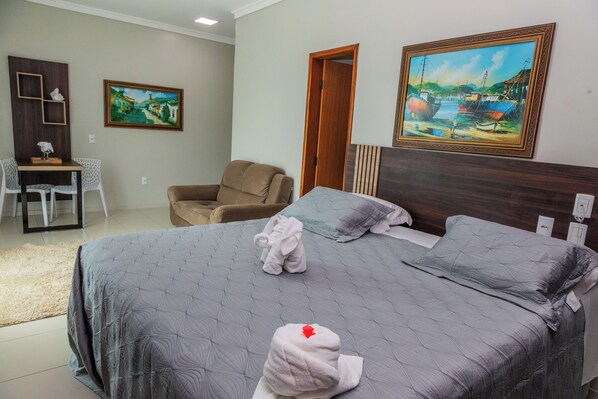 Minibar, bureau, Wi-Fi gratuit, draps fournis