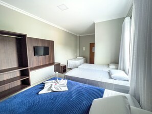 Family Room, Multiple Beds | Minibar, desk, free WiFi, bed sheets - Dallas Hotel Premium (Altamira)