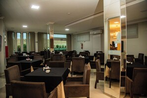 Free daily buffet breakfast - Dallas Hotel Premium (Altamira)