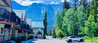 Mountain Retreat Townhouse - 2 mins drive to Banff National Park Gate