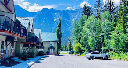 Mountain Retreat Townhouse - 2 mins drive to Banff National Park Gate