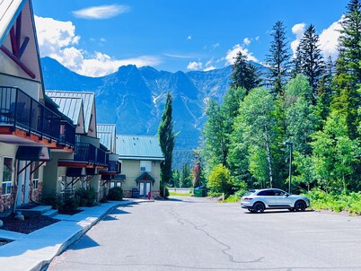 Mountain Retreat Townhouse - 2 mins drive to Banff National Park Gate