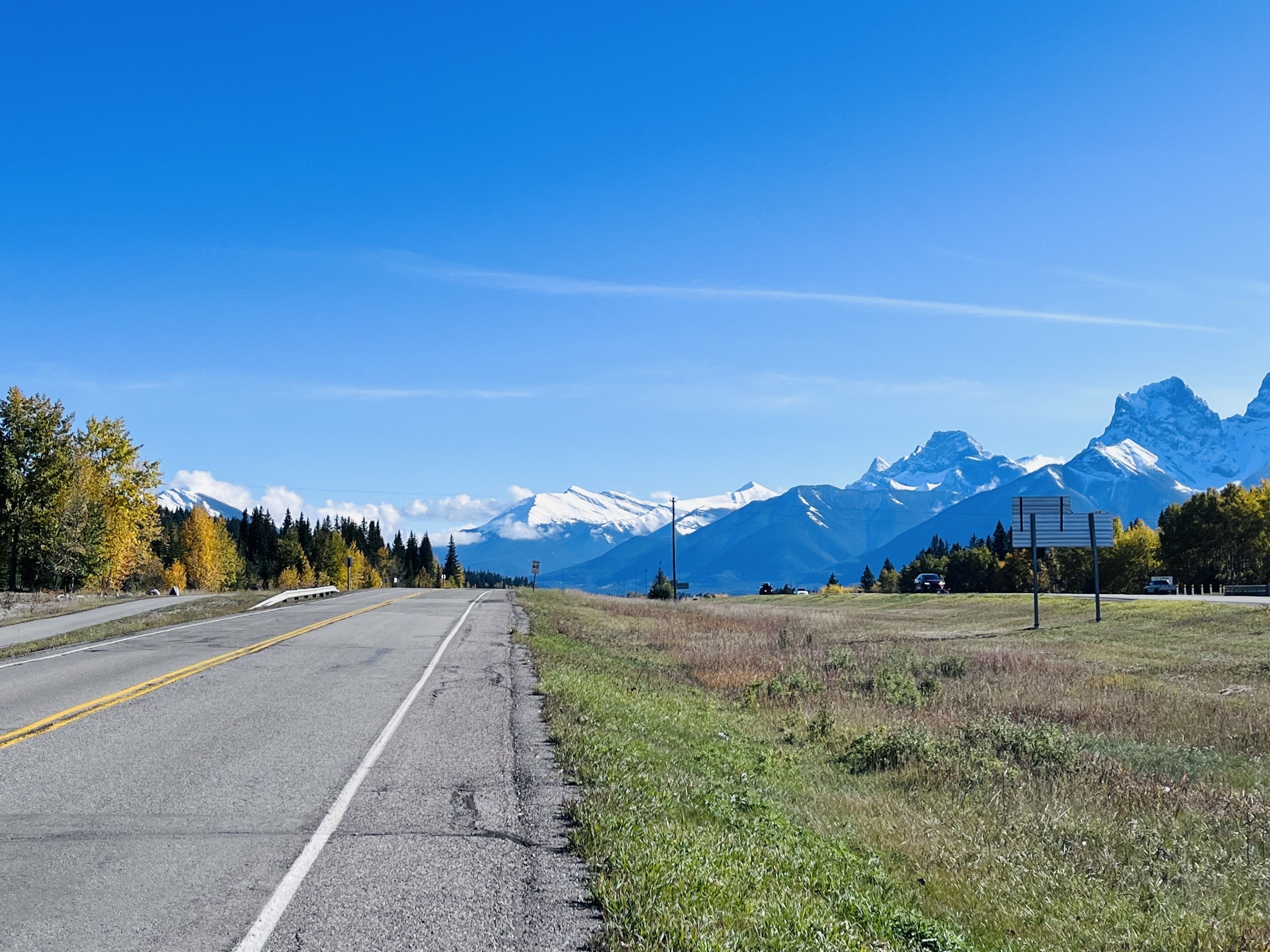 Une route avec une chaîne de montagnes en arrière-plan.