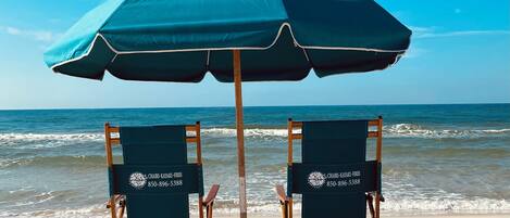 Plage, chaises longues