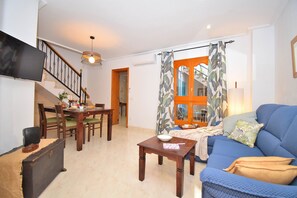 TV, DVD player - Ca Ses Nines 003 fantastic village house with terrace, barbecue, air conditioning and WiFi (Muro)