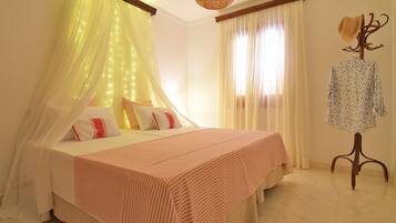 3 slaapkamers, een strijkplank/strijkijzer, gratis wifi, beddengoed