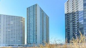 Tres edificios altos con un cielo despejado.