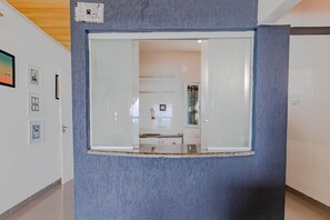 Apartment | Private kitchen | Fridge, microwave, stovetop, cookware/dishes/utensils - RV03 Quarto e Sala Vista Mar (Salvador)