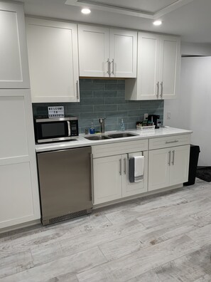 Jääkaappi, mikroaaltouuni, leivänpaahdin