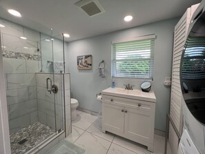 Suihku, hiustenkuivaaja, pyyhkeet, saippua