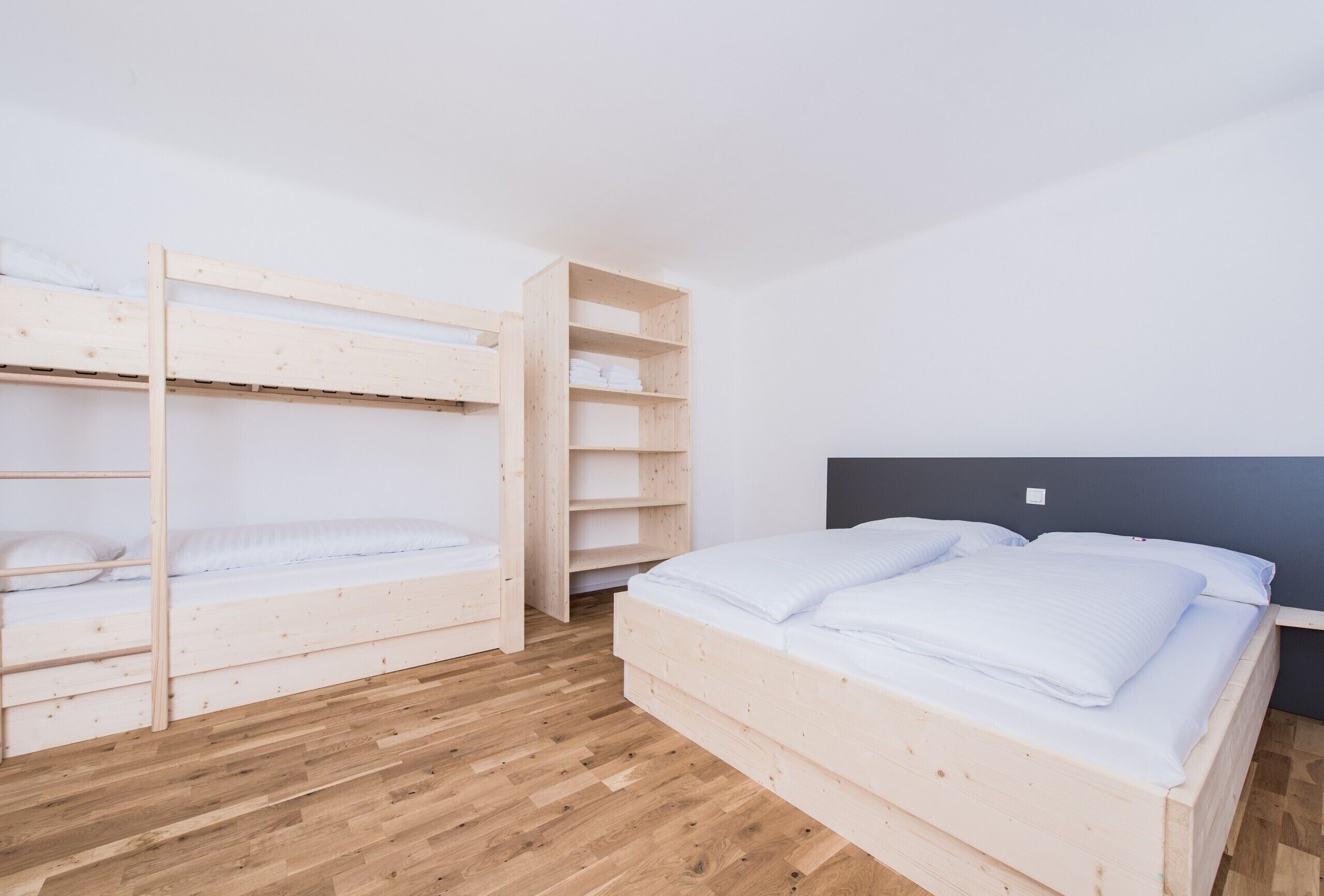 8 室のベッドルーム、WiFi (無料)、ベッドシーツ