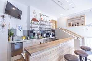 Køleskab, mikrobølgeovn, kogeplade, opvaskemaskine