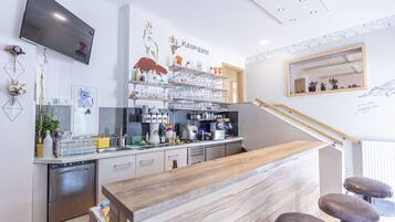 Geladeira, micro-ondas, cooktop, lava-louças