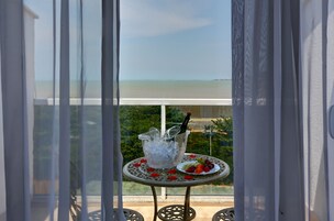 Minibar, in-room safe, desk, free WiFi