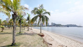 Una spiaggia nelle vicinanze