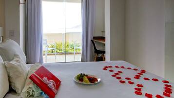 Frigobar, cofres nos quartos, escrivaninha, Wi-Fi de cortesia