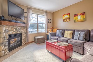 Téléviseur, foyer, livres