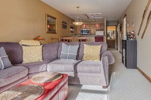 Téléviseur, foyer, livres