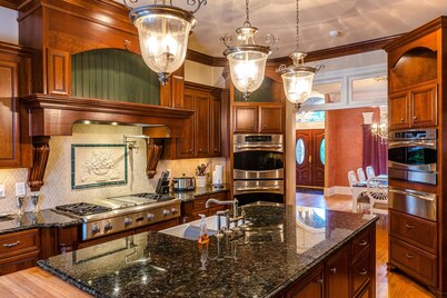 Large House w/ Private pool - perfect for Golfing Groups 12 beds