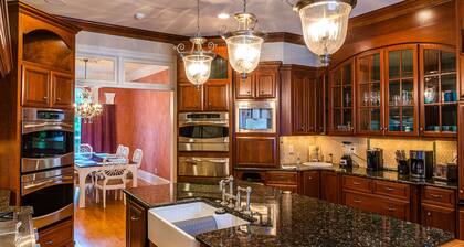 Large House w/ Private pool - perfect for Golfing Groups 12 beds