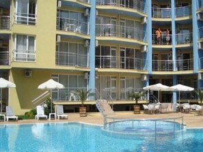 Una piscina al aire libre